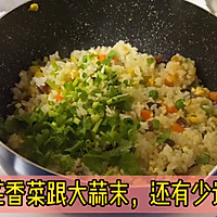 五彩缤纷的腊肠炒饭的做法图解5