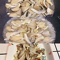 滑溜溜的蘑菇炒肉沫的做法图解3