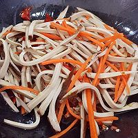 腊豆腐丝炒芹菜的做法图解8