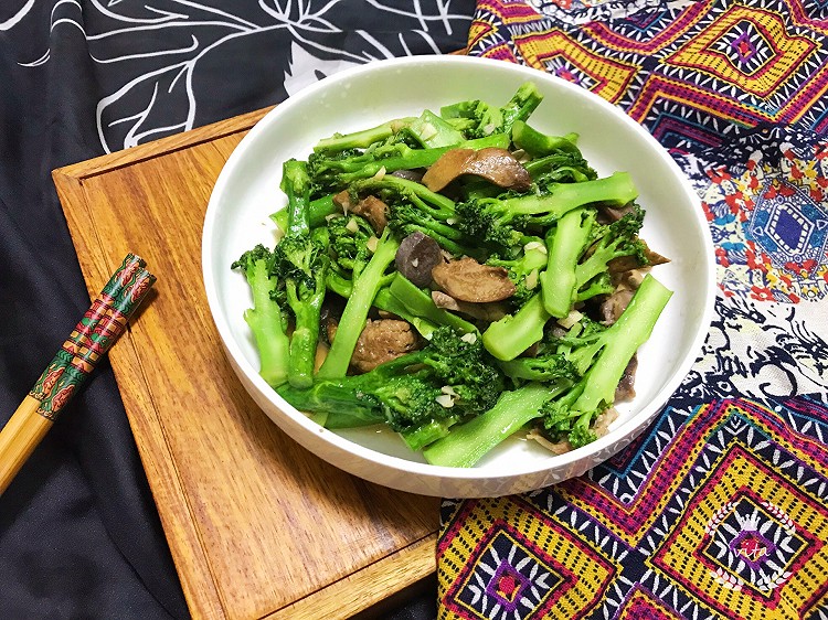 西兰苔炒鸡杂的做法