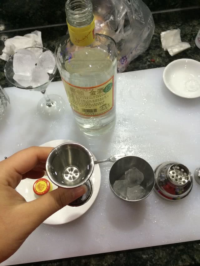 红粉佳人鸡尾酒的做法图解4