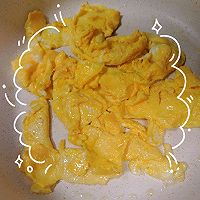 虾米火腿肠炒鸡蛋的做法图解4