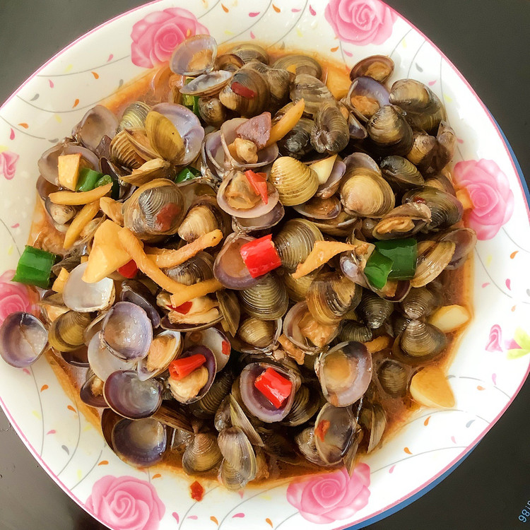 鲜椒炒沙蚬（蛤蜊，蚬子），一盘成本不到四块钱的下饭菜！的做法