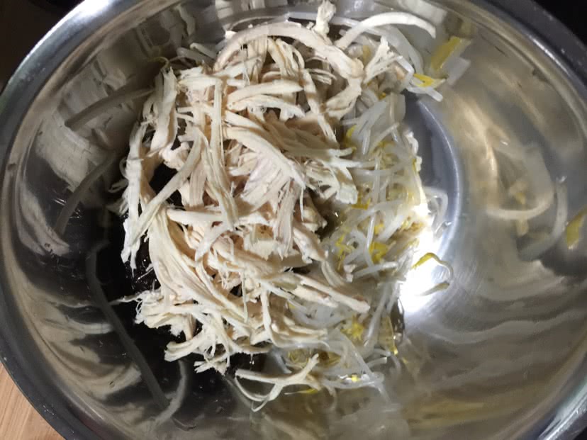 凉拌鸡丝豆芽紫菜的做法图解4