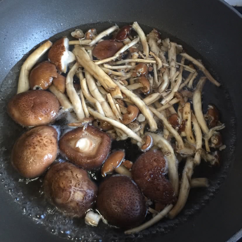 红烧肉+栗子+茶树菇+土豆+香菇的做法图解2