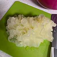 银耳雪梨桂花羹的做法图解1