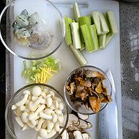 #15分钟周末菜#丝瓜菌菇海鲜汤的做法图解2