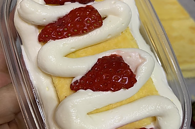 疗愈甜品草莓轻芝士盒子蛋糕