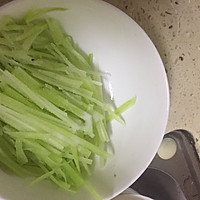 凉拌莴笋丝的做法图解3