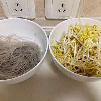 肉沫粉条黄豆芽的做法图解1