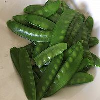#餐桌上的春日限定#腊肠荷兰豆的做法图解2