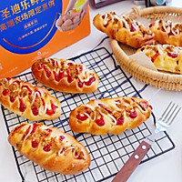 #圣迪乐鲜蛋杯复赛#肉松沙拉茄味热狗肠面包的做法图解16