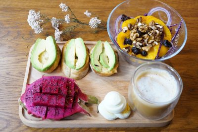精致早餐：牛油果面包塔配紫甘蓝沙拉