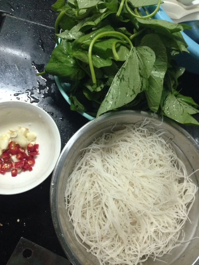 番薯叶炒粉干的做法图解2