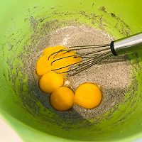 基础蛋糕——黑芝麻戚风蛋糕的做法图解4