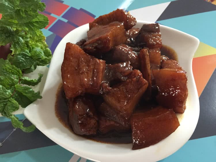 五花肉烧萝卜