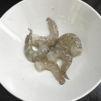 虾仁蛋黄豆腐的做法图解1