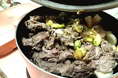 焖肉和蔬菜