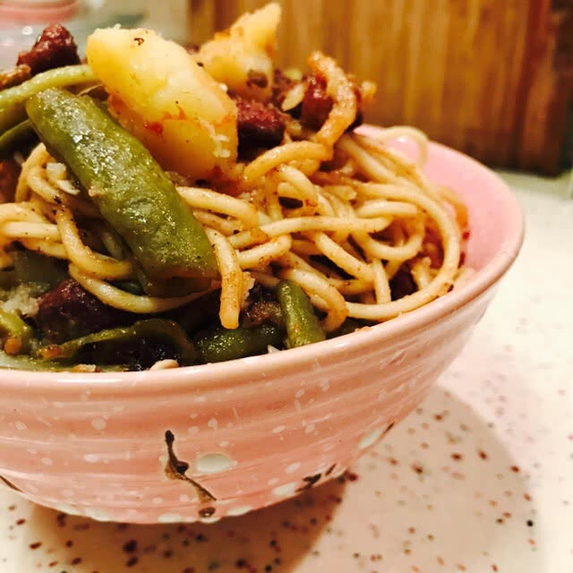 五花肉豆角焖面的做法