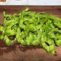 苦瓜炒鸡蛋的做法图解2