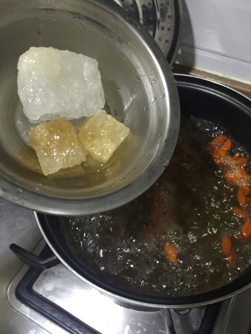 冰糖煲桃胶雪莲子雪耳糖水的做法图解4