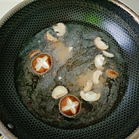 #饕餮美味视觉盛宴#十分钟做出美味的香菇鸡汤面的做法图解5