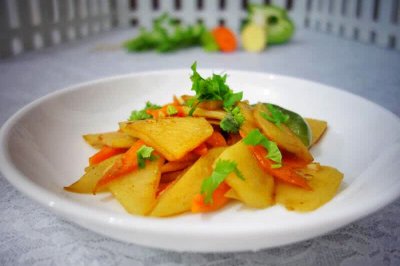 土豆炒青椒胡萝卜