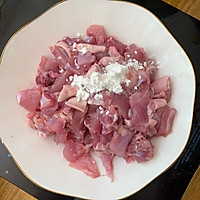 鲜锅兔，美味的自贡名菜——兔肉的做法图解2