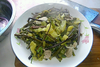蕨菜炒酸菜肉片