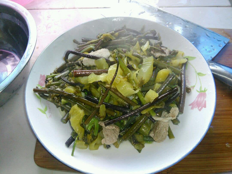 蕨菜炒酸菜肉片的做法