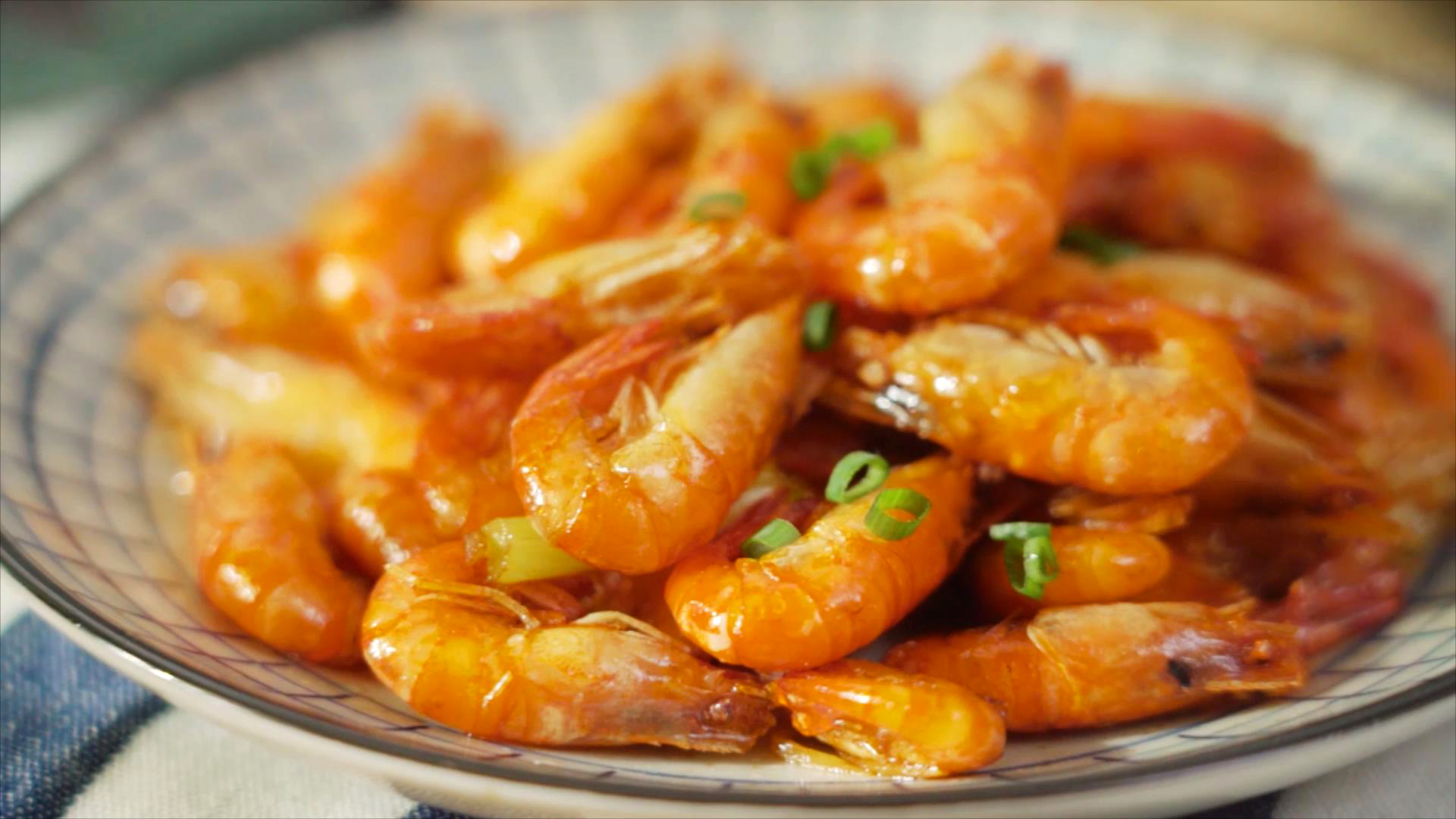 Fried shrimps in oil