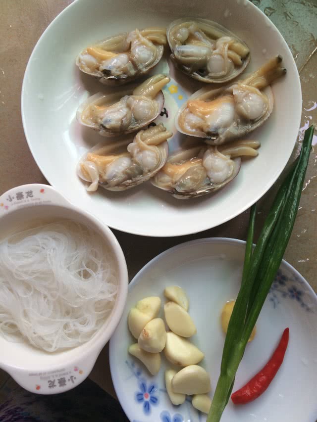 粉丝蒜茸蒸花蛤的做法图解1