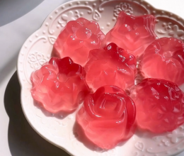 火龙果皮做的红宝石果冻，粉嫩Q弹，简单好吃的做法