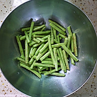 #花10分钟，做一道菜！#橄榄菜炒豆角的做法图解1