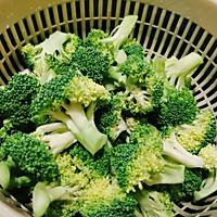 #巨下饭的家常菜#西兰花炒虾仁的做法图解2