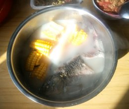 玉米鲫鱼汤的做法