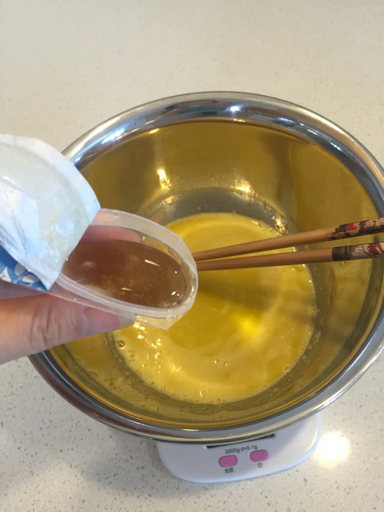 首次就能告捷的-奶油杏仁蛋糕卷的做法图解1