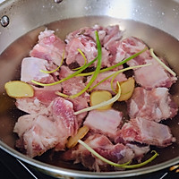 双炖盅莲藕&玉米排骨汤&小碗文蛤蒸蛋的做法图解3