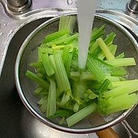 清炒芹菜鱼饼的做法图解4