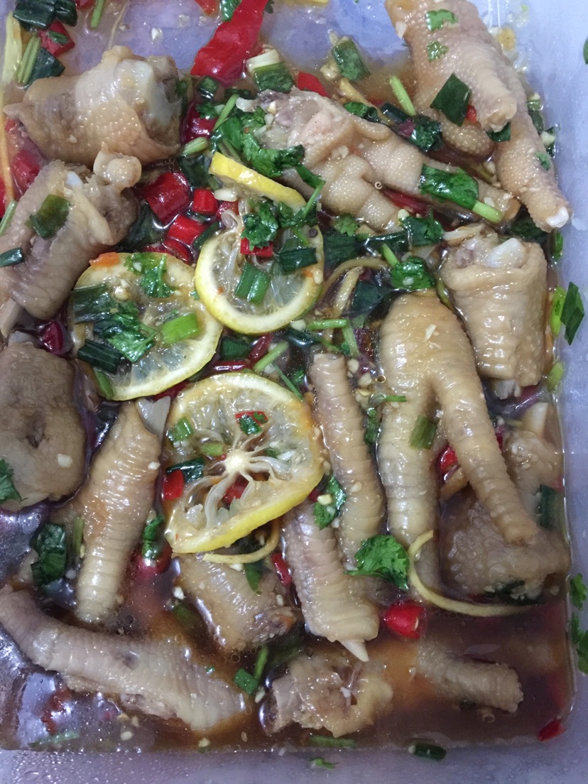 酸辣鸡脚的做法图解1