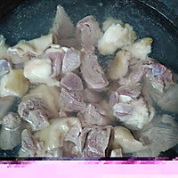 玉米胡萝卜羊肉汤的做法图解2