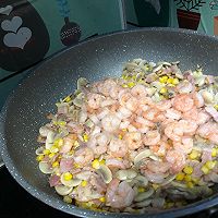 奶油培根蘑菇虾仁玉米意面的做法图解8
