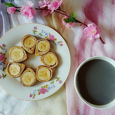 香蕉吐司卷和芝麻黑豆浆