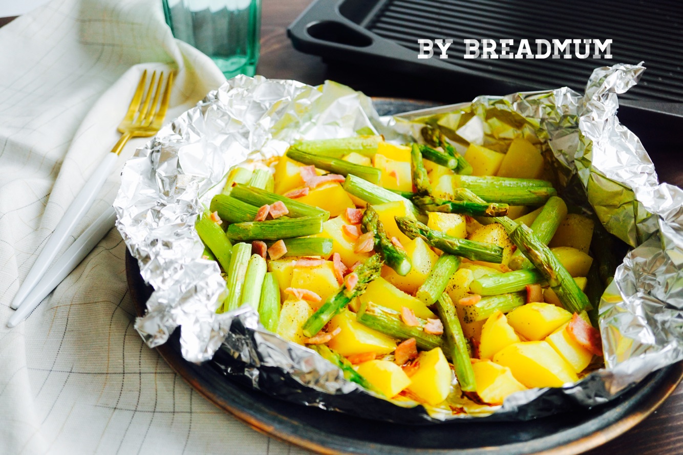 Baked potato with asparagus