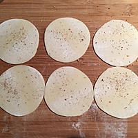 “饺子皮”变身之~椒盐薄脆的做法图解1