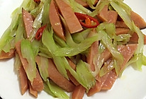 芹菜炒香肠的做法