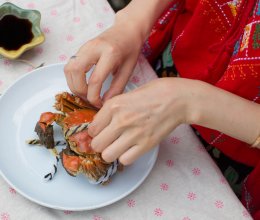 大闸蟹绝对不能吃的五个部位--视频教你来剔除的做法