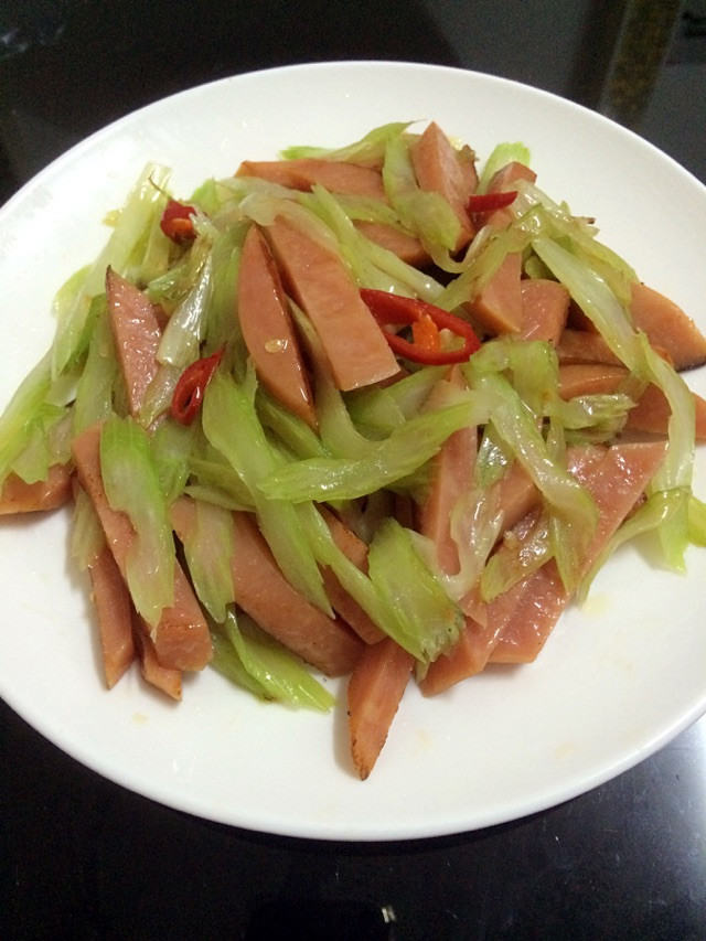 芹菜炒香肠的做法