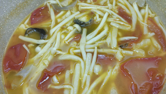 鸡针菇西红柿汤