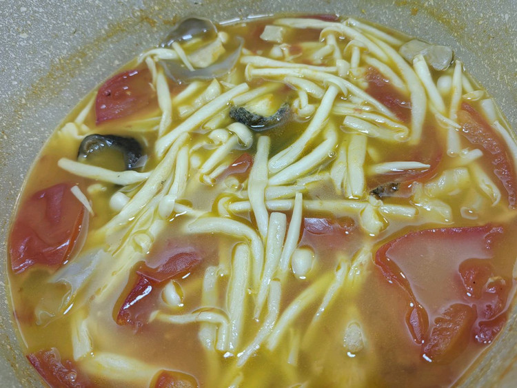 鸡针菇西红柿汤的做法